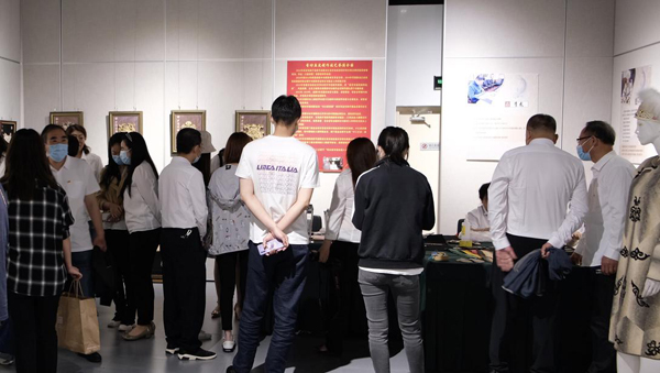 非遺文化綻放香坊 赫哲族魚皮藝術(shù)作品展演繹千年漁獵傳奇\n——一場(chǎng)跨界影視策劃的靈感盛宴